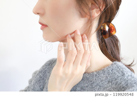 女性の横顔　フェイスライン 119920548