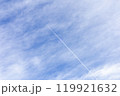 空に浮かぶ飛行機雲 119921632