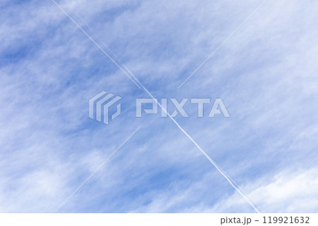 空に浮かぶ飛行機雲 119921632