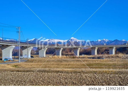 冬の長野県茅野市の多留姫大橋越しに八ヶ岳連峰を見る 119921635