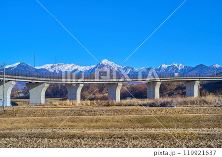 冬の長野県茅野市の多留姫大橋越しに八ヶ岳連峰を見る 119921637