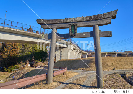 冬の長野県茅野市の多留姫神社(たるひめじんじゃ)の鳥居 119921638