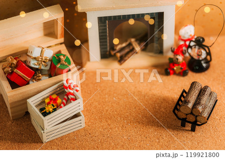 暖炉とクリスマスプレゼントが飾られた温かい室内風景 119921800