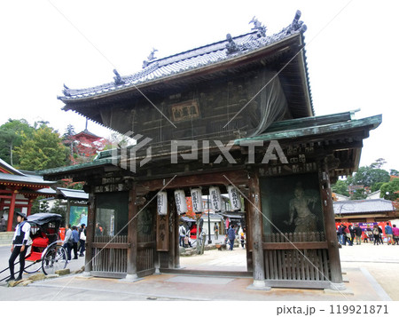 宮島の大願寺の仁王門（広島県廿日市市） 119921871