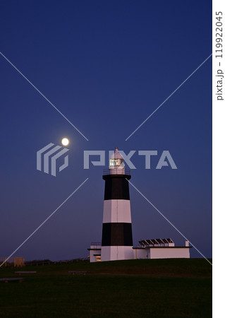 能取岬灯台と月 119922045