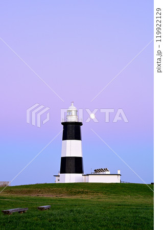 能取岬灯台と月 能取岬灯台と月 119922129