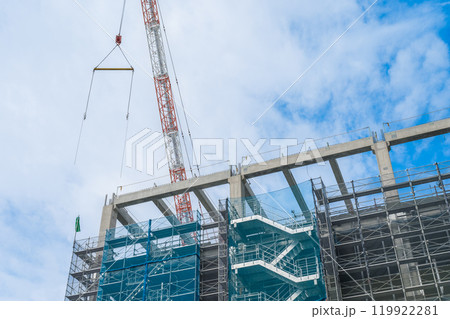 建設現場のクレーンと躯体工事 建設現場のクレーンと躯体工事 119922281