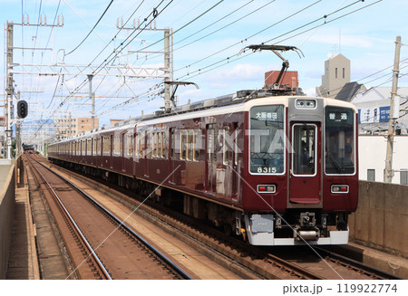 阪急京都線　上新庄駅付近を走る8300系電車 119922774