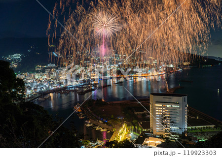 《静岡県》熱海花火大会・熱海の街を見下ろす夜景 《静岡県》熱海花火大会・熱海の街を見下ろす夜景 119923303