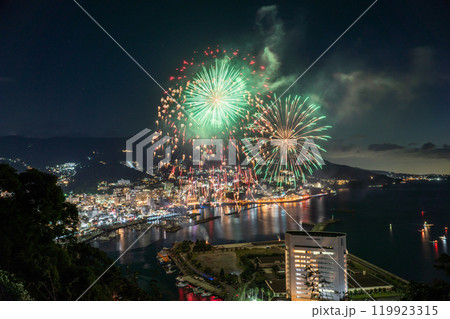 《静岡県》熱海花火大会・熱海の街を見下ろす夜景 119923315