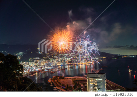 《静岡県》熱海花火大会・熱海の街を見下ろす夜景 《静岡県》熱海花火大会・熱海の街を見下ろす夜景 119923316