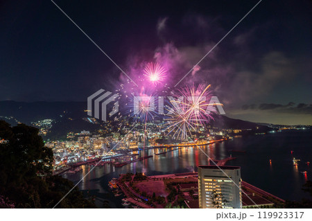 《静岡県》熱海花火大会・熱海の街を見下ろす夜景 119923317