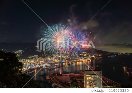 《静岡県》熱海花火大会・熱海の街を見下ろす夜景 119923320