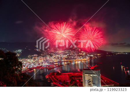 《静岡県》熱海花火大会・熱海の街を見下ろす夜景 《静岡県》熱海花火大会・熱海の街を見下ろす夜景 119923323