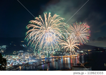 《静岡県》熱海花火大会・熱海の街を見下ろす夜景 《静岡県》熱海花火大会・熱海の街を見下ろす夜景 119923333