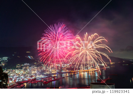 《静岡県》熱海花火大会・熱海の街を見下ろす夜景 《静岡県》熱海花火大会・熱海の街を見下ろす夜景 119923341