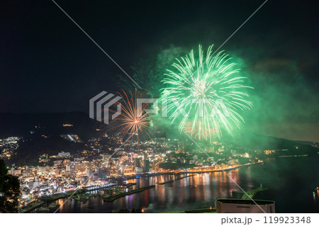 《静岡県》熱海花火大会・熱海の街を見下ろす夜景 119923348
