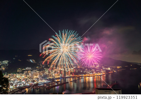 《静岡県》熱海花火大会・熱海の街を見下ろす夜景 《静岡県》熱海花火大会・熱海の街を見下ろす夜景 119923351