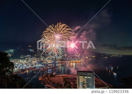 《静岡県》熱海花火大会・熱海の街を見下ろす夜景 119923356