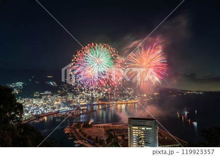 《静岡県》熱海花火大会・熱海の街を見下ろす夜景 119923357