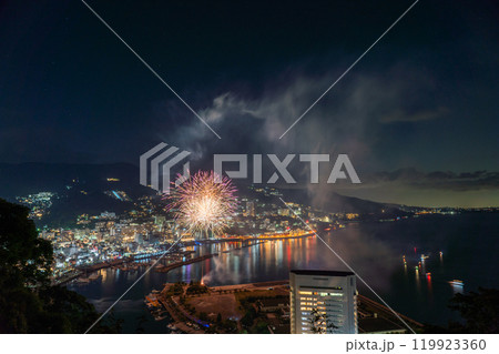 《静岡県》熱海花火大会・熱海の街を見下ろす夜景 《静岡県》熱海花火大会・熱海の街を見下ろす夜景 119923360