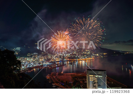 《静岡県》熱海花火大会・熱海の街を見下ろす夜景 119923368