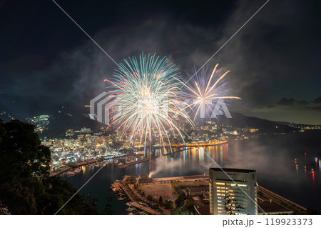 《静岡県》熱海花火大会・熱海の街を見下ろす夜景 《静岡県》熱海花火大会・熱海の街を見下ろす夜景 119923373