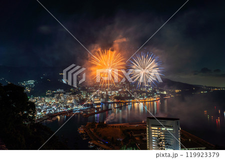《静岡県》熱海花火大会・熱海の街を見下ろす夜景 119923379