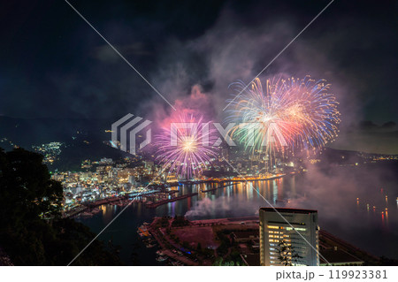 《静岡県》熱海花火大会・熱海の街を見下ろす夜景 《静岡県》熱海花火大会・熱海の街を見下ろす夜景 119923381