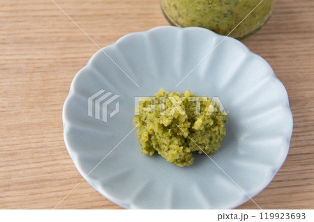 小皿に盛ったゆず胡椒 小皿に盛ったゆず胡椒 119923693