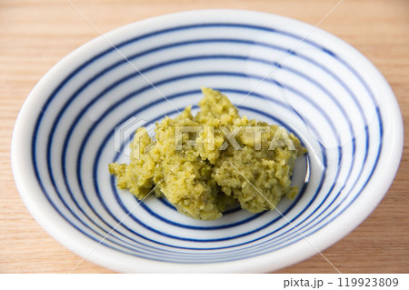 小皿に盛ったゆず胡椒 小皿に盛ったゆず胡椒 119923809
