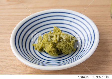小皿に盛ったゆず胡椒 小皿に盛ったゆず胡椒 119923810