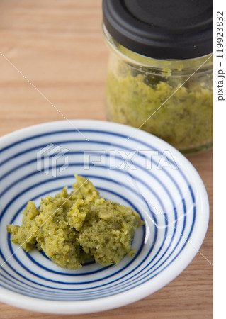 小皿に盛ったゆず胡椒 小皿に盛ったゆず胡椒 119923832