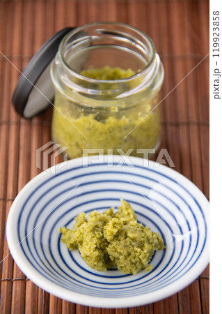 小皿に盛ったゆず胡椒 小皿に盛ったゆず胡椒 119923858