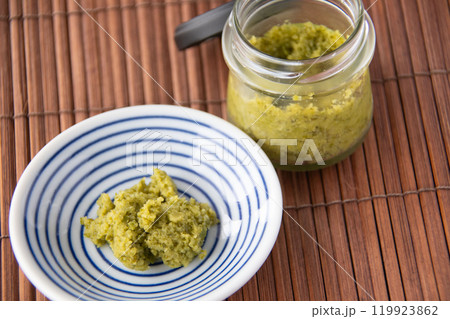小皿に盛ったゆず胡椒 小皿に盛ったゆず胡椒 119923862