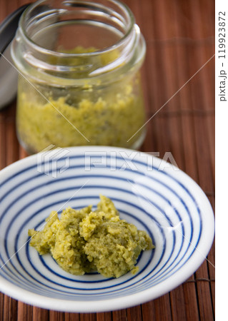 小皿に盛ったゆず胡椒 小皿に盛ったゆず胡椒 119923872
