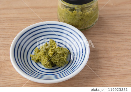 小皿に盛ったゆず胡椒 小皿に盛ったゆず胡椒 119923881