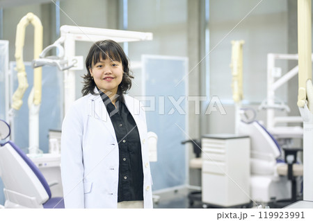 病院に立つ白衣の女性 病院に立つ白衣の女性 119923991
