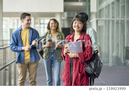 多国籍学生グループの前に立つ笑顔の女性 119923999