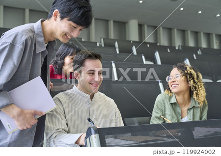 教室で会話する多国籍学生のグループ 119924002