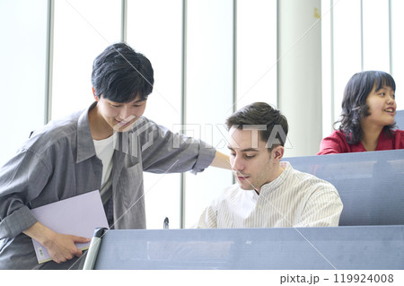 教室で会話する多国籍学生のグループ 教室で会話する多国籍学生のグループ 119924008