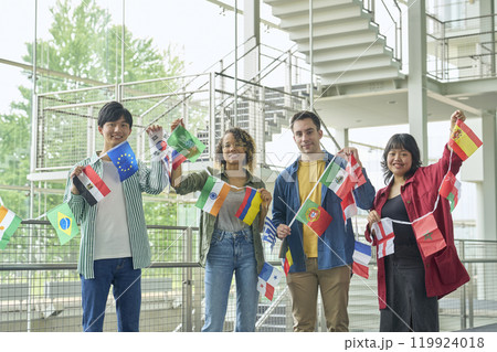 万国旗を持つ多国籍の人々 119924018