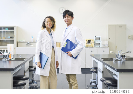 実験室に立つ白衣を着た多国籍グループ 実験室に立つ白衣を着た多国籍グループ 119924052