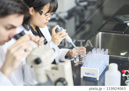 研究所で実験する多国籍研究者グループ 研究所で実験する多国籍研究者グループ 119924063