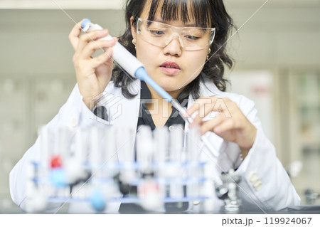 実験室で実験する女性 119924067