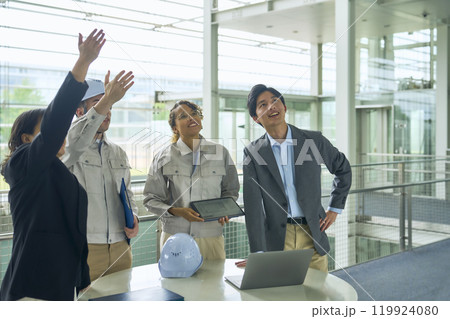 ビル内で会議する多国籍エンジニアとビジネスパーソンのグループ ビル内で会議する多国籍エンジニアとビジネスパーソンのグループ 119924080