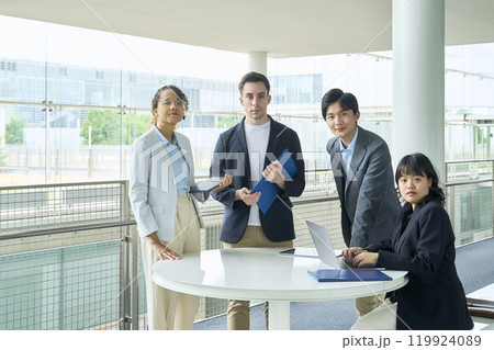 オフィスでミーティングする多国籍グループ 119924089