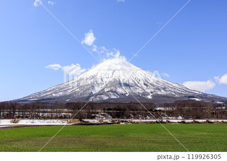 北海道京極町、雪解け前の初春の羊蹄山【4月】 北海道京極町、雪解け前の初春の羊蹄山【4月】 119926305