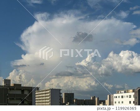 真夏の空と街の風景 真夏の空と街の風景 119926365