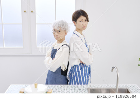 仲が悪い姑と嫁 キッチン カメラ目線 仲が悪い姑と嫁 キッチン カメラ目線 119926384